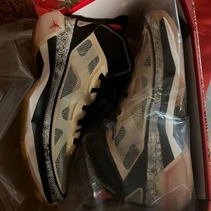 Air Jordan XXXVII Tatum size 8. Gold